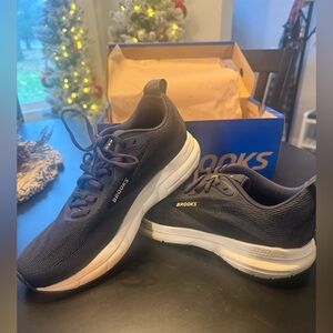 NEW Brooks Women’s Ebony/Black/Almond Athletic Shoes